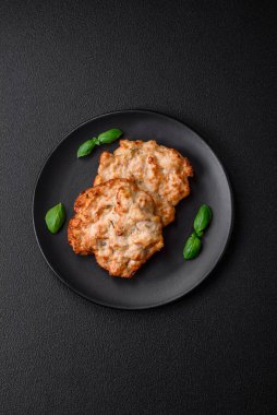 Lezzetli kızarmış tavuk pirzolası ya da tuzlu, baharatlı ve çimento kaplı kızarmış domuz eti.