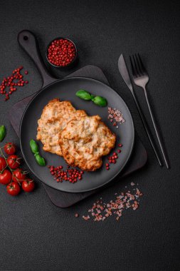 Lezzetli kızarmış tavuk pirzolası ya da tuzlu, baharatlı ve çimento kaplı kızarmış domuz eti.