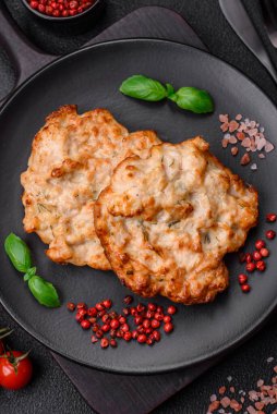 Lezzetli kızarmış tavuk pirzolası ya da tuzlu, baharatlı ve çimento kaplı kızarmış domuz eti.