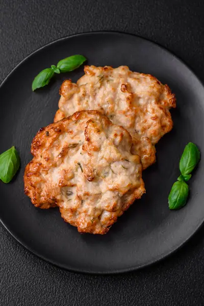 Lezzetli kızarmış tavuk pirzolası ya da tuzlu, baharatlı ve çimento kaplı kızarmış domuz eti.