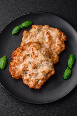Lezzetli kızarmış tavuk pirzolası ya da tuzlu, baharatlı ve çimento kaplı kızarmış domuz eti.