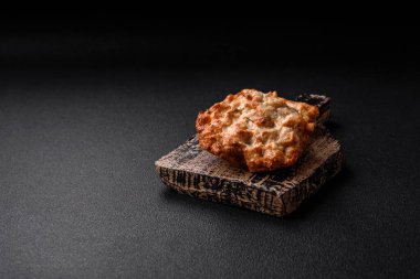 Lezzetli kızarmış tavuk pirzolası ya da tuzlu, baharatlı ve çimento kaplı kızarmış domuz eti.