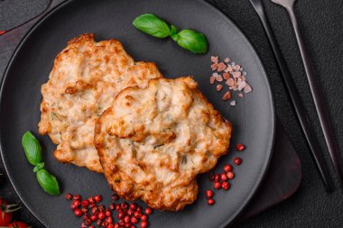 Lezzetli kızarmış tavuk pirzolası ya da tuzlu, baharatlı ve çimento kaplı kızarmış domuz eti.