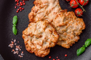 Lezzetli kızarmış tavuk pirzolası ya da tuzlu, baharatlı ve çimento kaplı kızarmış domuz eti.