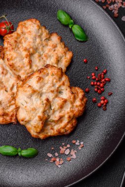 Lezzetli kızarmış tavuk pirzolası ya da tuzlu, baharatlı ve çimento kaplı kızarmış domuz eti.