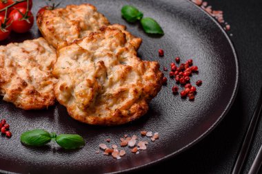 Lezzetli kızarmış tavuk pirzolası ya da tuzlu, baharatlı ve çimento kaplı kızarmış domuz eti.