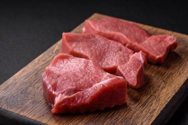 Çiğ fileto bifteği, tuz, baharat ve çimento kaplı mignon bifteği.