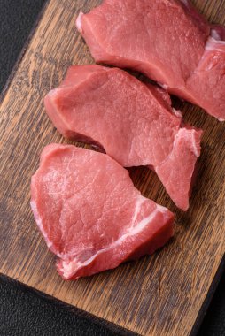 Çiğ fileto bifteği, tuz, baharat ve çimento kaplı mignon bifteği.