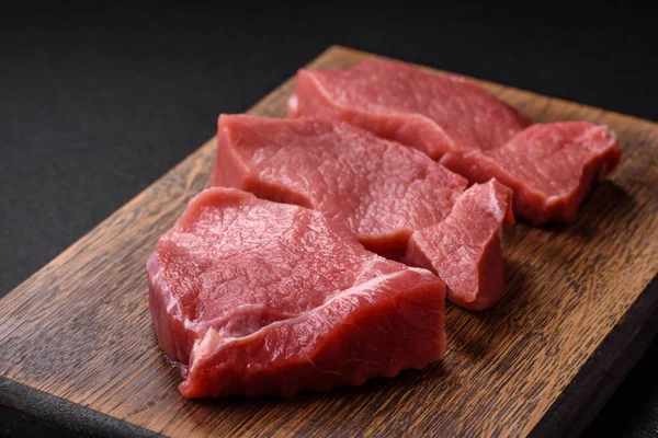 Steak Bistik Mentah Mignon Daging Sapi Dengan Garam Rempah Rempah — Stok Foto