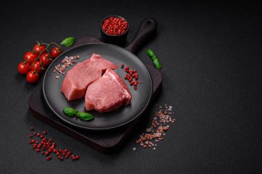 Çiğ fileto bifteği, tuz, baharat ve çimento kaplı mignon bifteği.