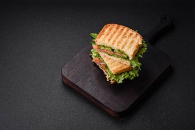 Tost, somon, avokado, domates, tuz, baharat ve çimento kaplı lezzetli çıtır sandviçler.