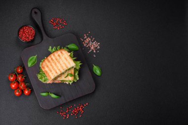 Tost, somon, avokado, domates, tuz, baharat ve çimento kaplı lezzetli çıtır sandviçler.