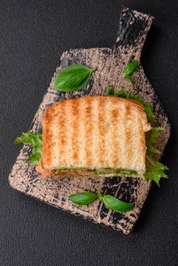 Tost, somon, avokado, domates, tuz, baharat ve çimento kaplı lezzetli çıtır sandviçler.