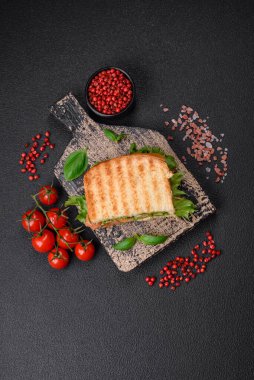 Tost, somon, avokado, domates, tuz, baharat ve çimento kaplı lezzetli çıtır sandviçler.