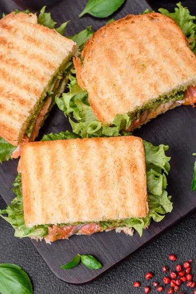 Heerlijke Knapperige Sandwich Met Toast Zalm Avocado Tomaten Zout Specerijen — Stockfoto