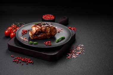 Lezzetli ızgara somon filetosu. Tuz, baharat, şifalı otlar ve koyu beton arka planda sos.