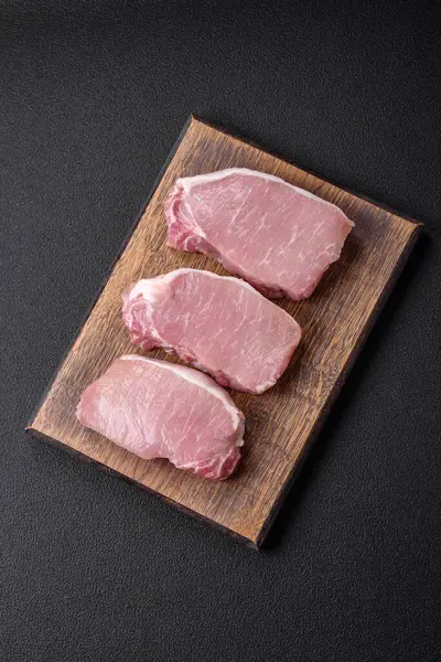 Surowy Stek Świeżego Mięsa Wieprzowego Solą Przyprawami Ziołami Drewnianej Desce — Zdjęcie stockowe