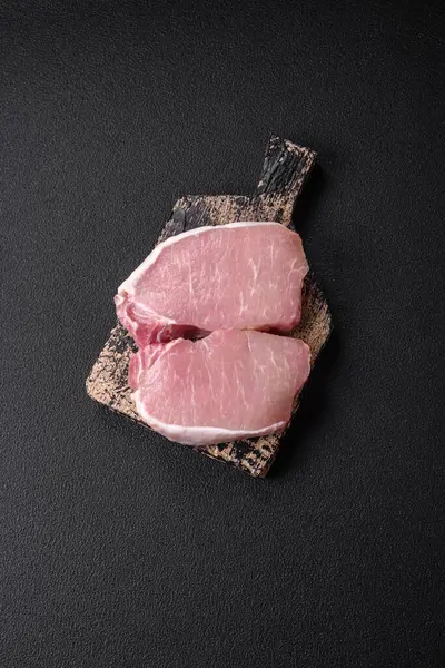 Surowy Stek Świeżego Mięsa Wieprzowego Solą Przyprawami Ziołami Drewnianej Desce — Zdjęcie stockowe