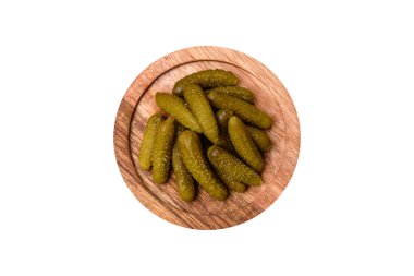 Soğanlı, hardallı, tuzlu ve baharatlı küçük salatalıklı salatalık turşusu.