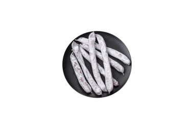 Lezzetli İspanyol füme sosis füeti. Koyu beton arka planda tuz ve baharatlarla birlikte.