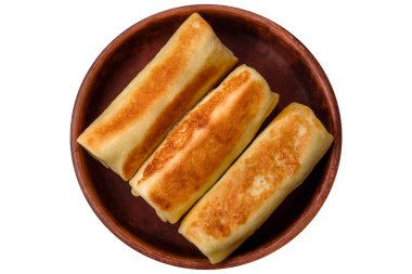 Brokoli ve etli nefis ev yapımı krepler mi yoksa koyu beton arka planda tuz ve baharatlı balıklar mı?