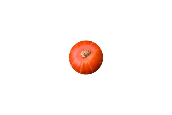 色泽橙色的漂亮的新鲜圆形南瓜 背景为深色混凝土 筹备万圣节庆祝活动 — 图库照片