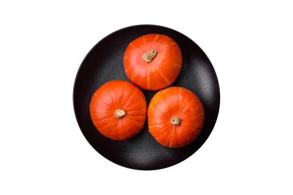 色泽橙色的漂亮的新鲜圆形南瓜 背景为深色混凝土 筹备万圣节庆祝活动 — 图库照片
