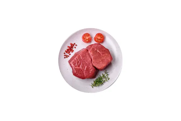 Çiğ Fileto Bifteği Tuz Baharat Çimento Kaplı Mignon Bifteği — Stok fotoğraf