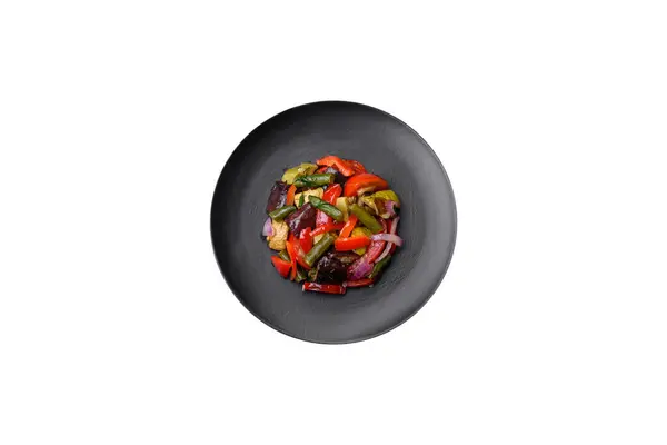 Deliciosa Salada Fresca Legumes Grelhados Pimentas Tomates Berinjelas Abobrinha Com — Fotografia de Stock