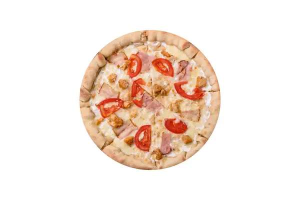 Вкусная Горячая Пицца Курицей Помидорами Сыром Беконом Солью Специями Темном — стоковое фото