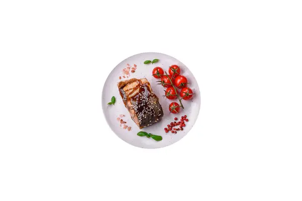 Delicioso Filete Salmón Parrilla Con Sal Especias Hierbas Salsa Sobre — Foto de Stock