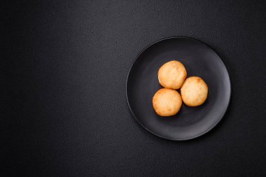 Seramik tabakta kuru üzüm ve tarçınlı lezzetli, taze peynirli krepler.