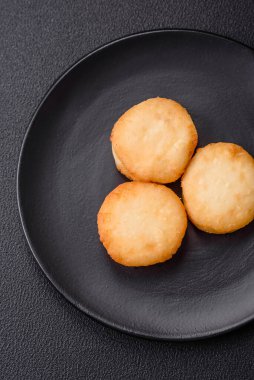 Seramik tabakta kuru üzüm ve tarçınlı lezzetli, taze peynirli krepler.