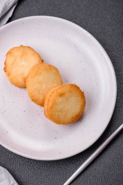Seramik tabakta kuru üzüm ve tarçınlı lezzetli, taze peynirli krepler.