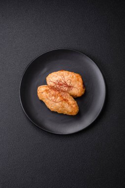 Lezzetli kızarmış pirzola ya da tuzlu, baharatlı ve çimento kaplı köfteler.