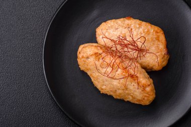 Lezzetli kızarmış pirzola ya da tuzlu, baharatlı ve çimento kaplı köfteler.