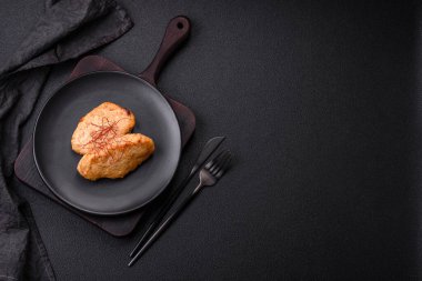 Lezzetli kızarmış pirzola ya da tuzlu, baharatlı ve çimento kaplı köfteler.