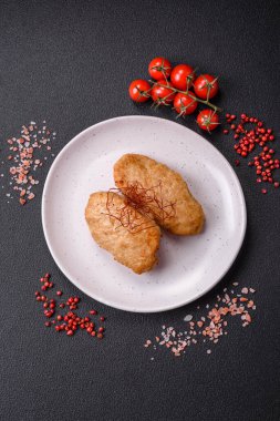 Lezzetli kızarmış pirzola ya da tuzlu, baharatlı ve çimento kaplı köfteler.