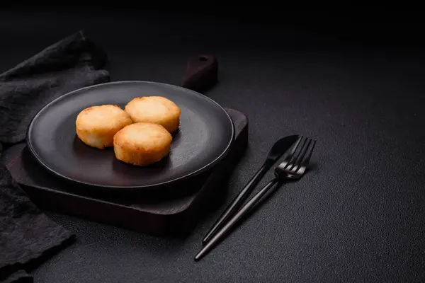 Delicious Fresh Sweet Cheese Pancakes Raisins Cinnamon Ceramic Plate — Stock Photo, Image