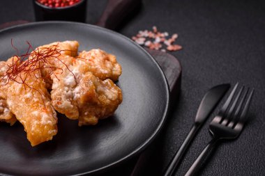 Tatlı ve ekşi soslu lezzetli ızgara tavuk parçaları seramik tabakta tuz ve baharat.