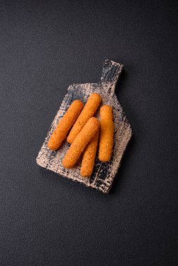 Peynirli, mozzarella, tuz ve baharatlı, yağda kızartılmış leziz çıtır peynir çubukları. Fast food, paket servis.