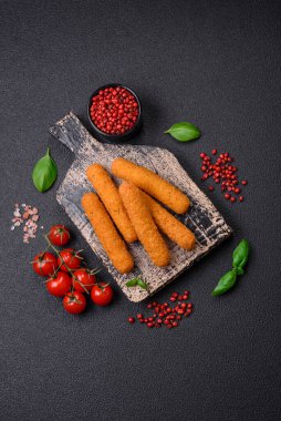 Peynirli, mozzarella, tuz ve baharatlı, yağda kızartılmış leziz çıtır peynir çubukları. Fast food, paket servis.