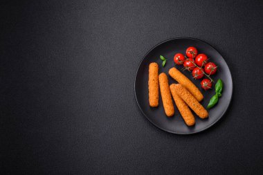 Peynirli, mozzarella, tuz ve baharatlı, yağda kızartılmış leziz çıtır peynir çubukları. Fast food, paket servis.