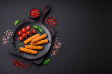 Peynirli, mozzarella, tuz ve baharatlı, yağda kızartılmış leziz çıtır peynir çubukları. Fast food, paket servis.