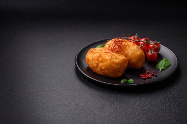 Lezzetli fırınlanmış patates pirzolası. İçi tavuk, sebze, baharat ve tuz dolu.