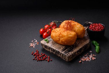 Lezzetli fırınlanmış patates pirzolası. İçi tavuk, sebze, baharat ve tuz dolu.