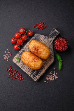 Lezzetli fırınlanmış patates pirzolası. İçi tavuk, sebze, baharat ve tuz dolu.