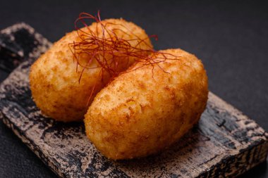 Lezzetli fırınlanmış patates pirzolası. İçi tavuk, sebze, baharat ve tuz dolu.