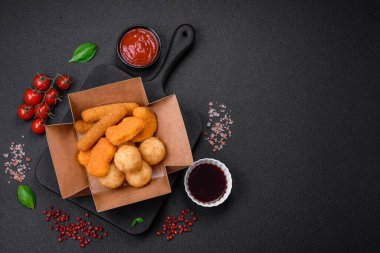 Lezzetli nuggetlar, çubuklar ve mozzarella topları ve tuzlu ve baharatlı parmesan peyniri. Fast food, sağlıksız yemek