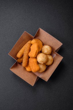 Lezzetli nuggetlar, çubuklar ve mozzarella topları ve tuzlu ve baharatlı parmesan peyniri. Fast food, sağlıksız yemek